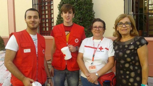 MariCarmen Rodriguez Hornillo agradeciendo su trabajo a los voluntarios de La Cruz Roja de Alcalá de Guadaíra