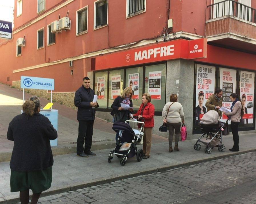 En la Calle Mairena, tus Concejales del PP trabajan más cerca de ti sacando su oficina a la calle.
